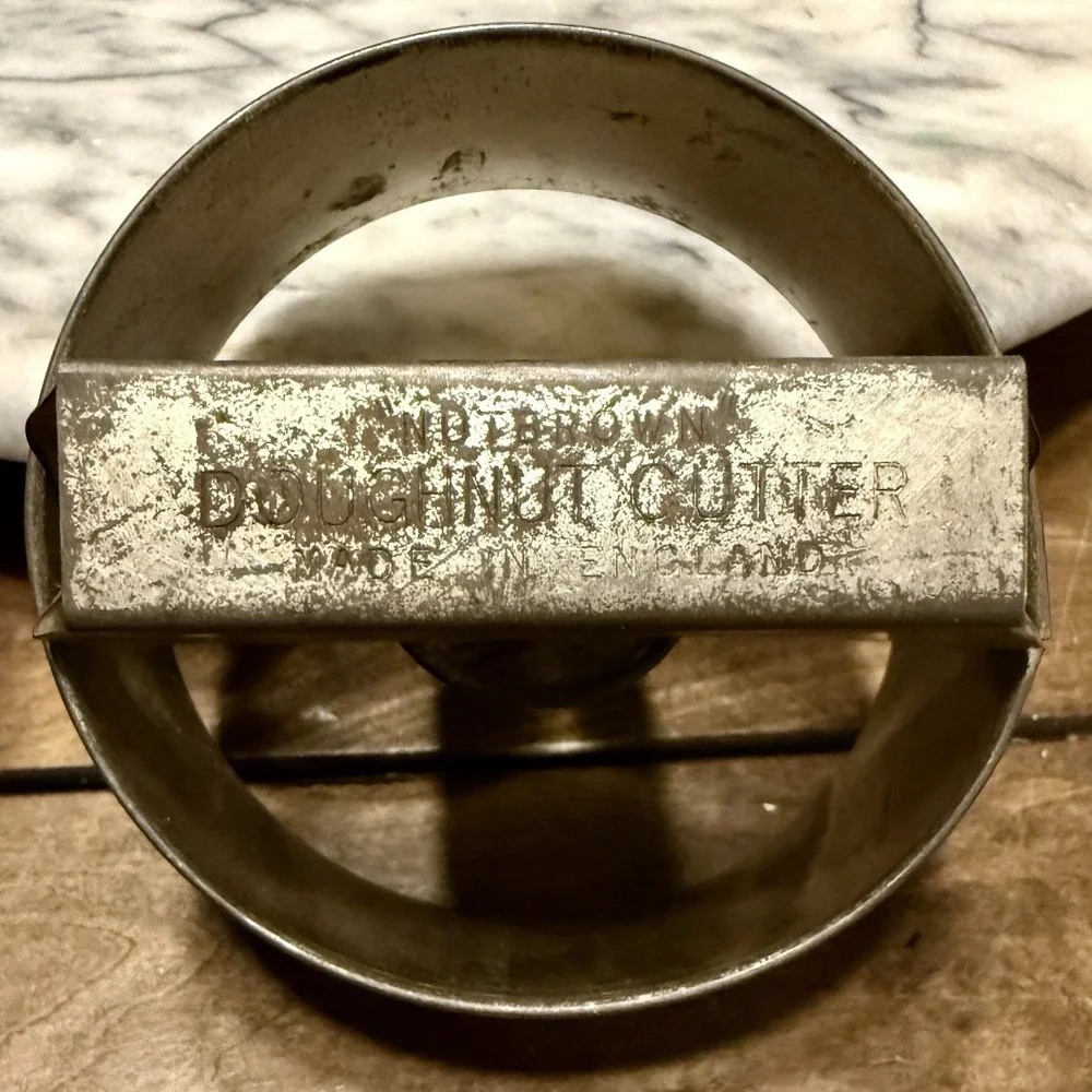 VTG 50s MCM Metal Nutbrown Doughnut Biscuit Cookie Hand Cutter England